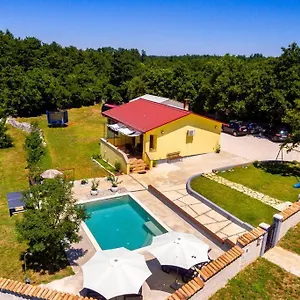 https://sunny-yellow-house-with-a-pool.in-istria.net