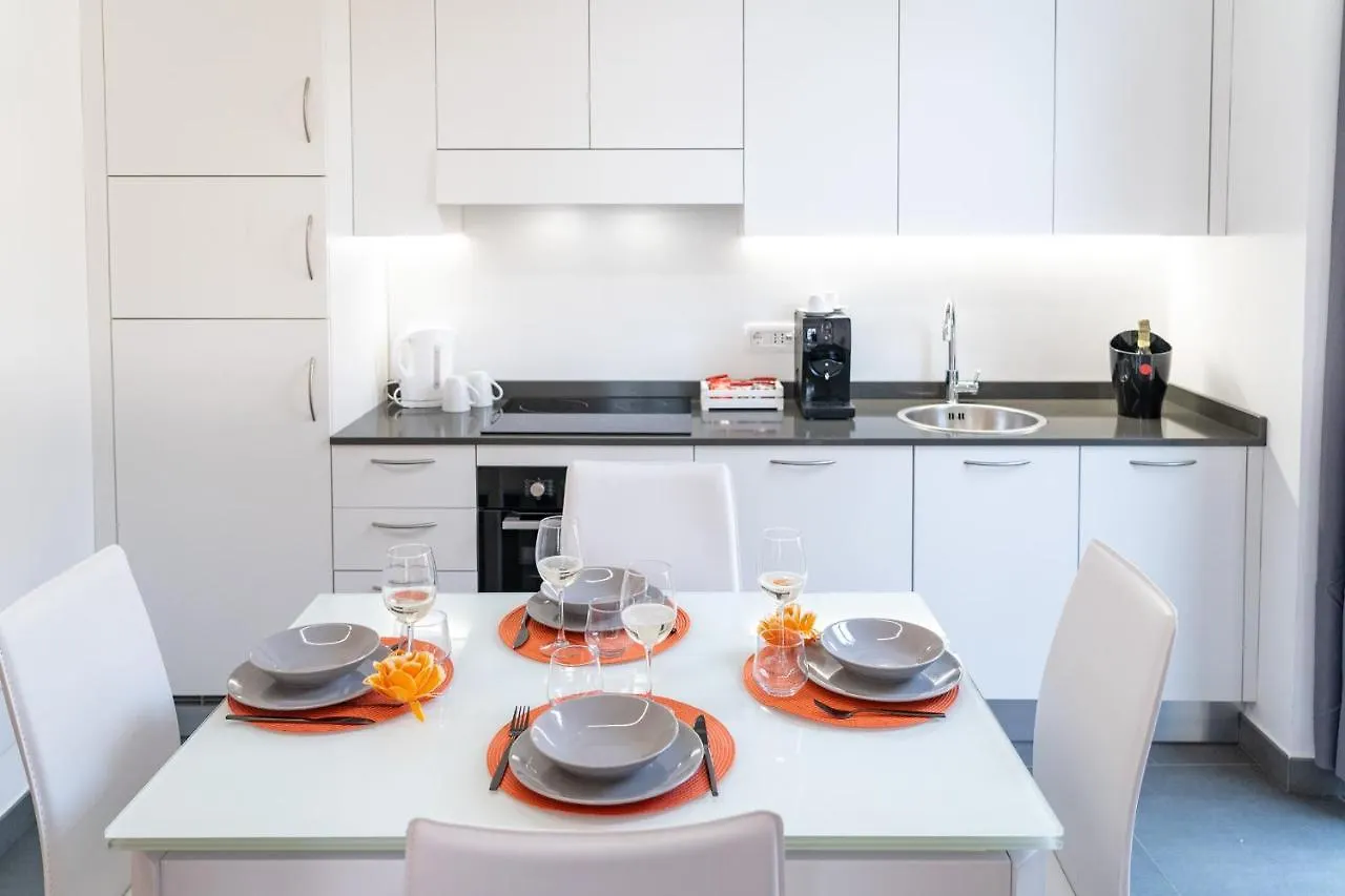 סנרמו Colours Apartments & Rooms 0*,